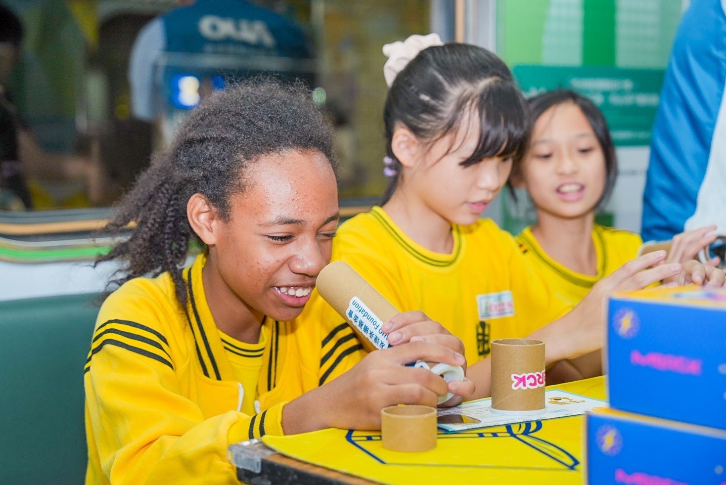 ���_�cĬ�˷քe���ղ���ʹ�õ�ƫ��Ƭ��Һ���@ʾģ�M���OӋ����n�̡����D���c霡���׌�W�����H���u��ƫ���f��Ͳ�c����Һ���@ʾ�������`ѭ�h���������m����